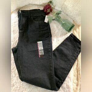 NWT No Boundaries - DKWASH High rise skinny jeans. Sz 9